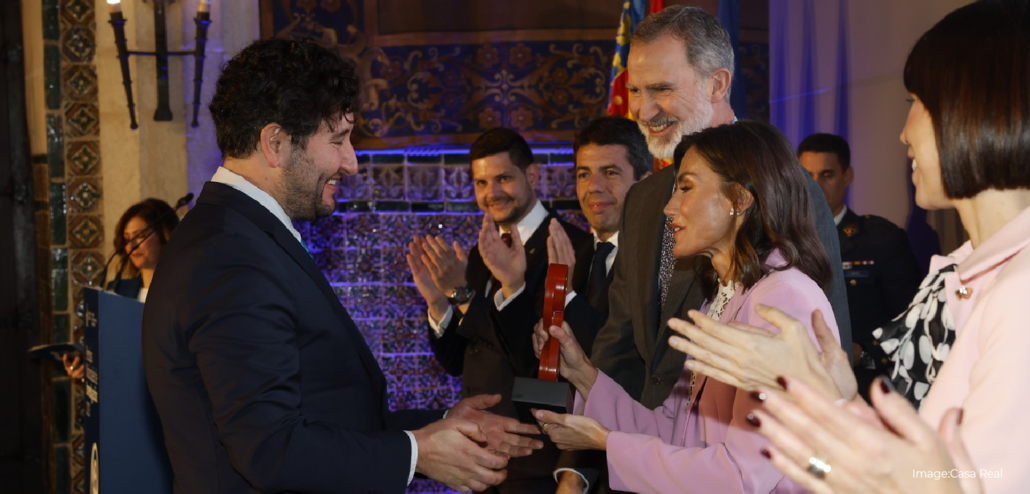 Prof. F. Pelayo García de Arquer receiving Felisa Martín Bravo award